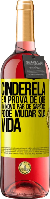 29,95 € Envio grátis | Vinho rosé Edição ROSÉ Cinderela é a prova de que um novo par de sapatos pode mudar sua vida Etiqueta Amarela. Etiqueta personalizável Vinho jovem Colheita 2025 Tempranillo