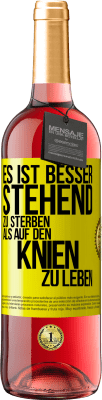 29,95 € Kostenloser Versand | Roséwein ROSÉ Ausgabe Es ist besser stehend zu sterben, als auf den Knien zu leben Gelbes Etikett. Anpassbares Etikett Junger Wein Ernte 2025 Tempranillo