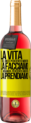 29,95 € Spedizione Gratuita | Vino rosato Edizione ROSÉ La vita è del dieci percento mentre la facciamo e il novanta percento mentre la prendiamo Etichetta Gialla. Etichetta personalizzabile Vino giovane Raccogliere 2024 Tempranillo