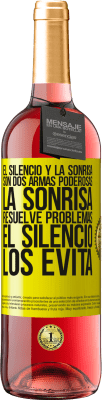 29,95 € Envío gratis | Vino Rosado Edición ROSÉ El silencio y la sonrisa son dos armas poderosas. La sonrisa resuelve problemas, el silencio los evita Etiqueta Amarilla. Etiqueta personalizable Vino joven Cosecha 2024 Tempranillo