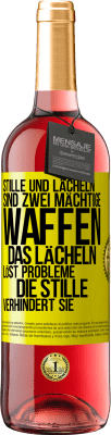 29,95 € Kostenloser Versand | Roséwein ROSÉ Ausgabe Stille und Lächeln sind zwei mächtige Waffen. Das Lächeln löst Probleme, die Stille verhindert sie Gelbes Etikett. Anpassbares Etikett Junger Wein Ernte 2023 Tempranillo