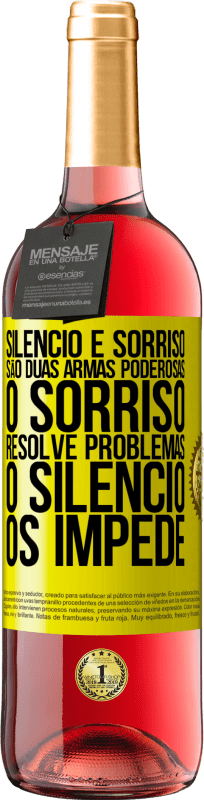 29,95 € Envio grátis | Vinho rosé Edição ROSÉ Silêncio e sorriso são duas armas poderosas. O sorriso resolve problemas, o silêncio os impede Etiqueta Amarela. Etiqueta personalizável Vinho jovem Colheita 2024 Tempranillo