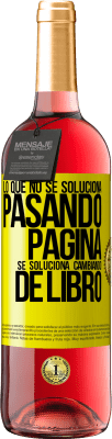 29,95 € Envío gratis | Vino Rosado Edición ROSÉ Lo que no se soluciona pasando página, se soluciona cambiando de libro Etiqueta Amarilla. Etiqueta personalizable Vino joven Cosecha 2025 Tempranillo