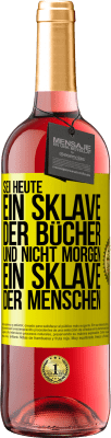 29,95 € Kostenloser Versand | Roséwein ROSÉ Ausgabe Sei heute ein Sklave der Bücher und nicht morgen ein Sklave der Menschen Gelbes Etikett. Anpassbares Etikett Junger Wein Ernte 2025 Tempranillo