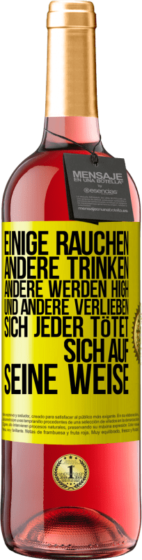 29,95 € Kostenloser Versand | Roséwein ROSÉ Ausgabe Einige rauchen, andere trinken, andere werden high und andere verlieben sich. Jeder tötet sich auf seine Weise Gelbes Etikett. Anpassbares Etikett Junger Wein Ernte 2024 Tempranillo