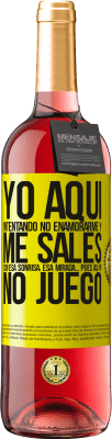 29,95 € Envío gratis | Vino Rosado Edición ROSÉ Yo aquí, intentando no enamorarme y me sales con esa sonrisa, esa mirada… pues así ya no juego Etiqueta Amarilla. Etiqueta personalizable Vino joven Cosecha 2025 Tempranillo