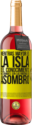 29,95 € Envío gratis | Vino Rosado Edición ROSÉ Mientras mayor es la isla del conocimiento, más grandes son las riberas del asombro Etiqueta Amarilla. Etiqueta personalizable Vino joven Cosecha 2024 Tempranillo