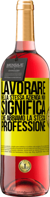 29,95 € Spedizione Gratuita | Vino rosato Edizione ROSÉ Lavorare nella stessa azienda non significa che abbiamo la stessa professione Etichetta Gialla. Etichetta personalizzabile Vino giovane Raccogliere 2024 Tempranillo