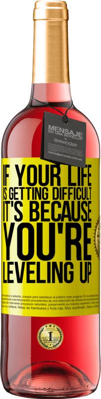 29,95 € 送料無料 | ロゼワイン ROSÉエディション あなたの人生が困難になっている場合、それはあなたがレベルアップしているためです 黄色のラベル. カスタマイズ可能なラベル 若いワイン 収穫 2025 Tempranillo