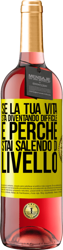 29,95 € Spedizione Gratuita | Vino rosato Edizione ROSÉ Se la tua vita sta diventando difficile, è perché stai salendo di livello Etichetta Gialla. Etichetta personalizzabile Vino giovane Raccogliere 2025 Tempranillo