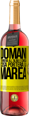29,95 € Spedizione Gratuita | Vino rosato Edizione ROSÉ Domani tornerà all'alba e chissà cosa porterà la marea Etichetta Gialla. Etichetta personalizzabile Vino giovane Raccogliere 2025 Tempranillo