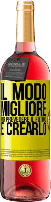 29,95 € Spedizione Gratuita | Vino rosato Edizione ROSÉ Il modo migliore per prevedere il futuro è crearlo Etichetta Gialla. Etichetta personalizzabile Vino giovane Raccogliere 2023 Tempranillo