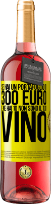 29,95 € Spedizione Gratuita | Vino rosato Edizione ROSÉ Se hai un portafoglio di 300 euro e ne hai 10, non sono il tuo vino Etichetta Gialla. Etichetta personalizzabile Vino giovane Raccogliere 2024 Tempranillo