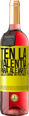 29,95 € Envío gratis | Vino Rosado Edición ROSÉ Ten la valentía para alejarte de allí a donde no perteneces Etiqueta Amarilla. Etiqueta personalizable Vino joven Cosecha 2024 Tempranillo