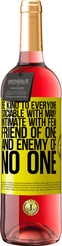 29,95 € Бесплатная доставка | Розовое вино Издание ROSÉ Будьте добры ко всем, общайтесь со многими, близки с немногими, дружите с кем-то и ни с кем не враг Желтая этикетка. Настраиваемая этикетка Молодое вино Урожай 2024 Tempranillo