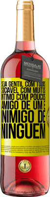 29,95 € Envio grátis | Vinho rosé Edição ROSÉ Seja gentil com todos, sociável com muitos, íntimo com poucos, amigo de um e inimigo de ninguém Etiqueta Amarela. Etiqueta personalizável Vinho jovem Colheita 2025 Tempranillo