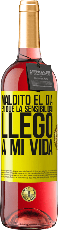 29,95 € Envío gratis | Vino Rosado Edición ROSÉ Maldito el día en que la sensibilidad llegó a mi vida Etiqueta Amarilla. Etiqueta personalizable Vino joven Cosecha 2024 Tempranillo