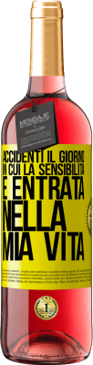 29,95 € Spedizione Gratuita | Vino rosato Edizione ROSÉ Accidenti il giorno in cui la sensibilità è entrata nella mia vita Etichetta Gialla. Etichetta personalizzabile Vino giovane Raccogliere 2024 Tempranillo