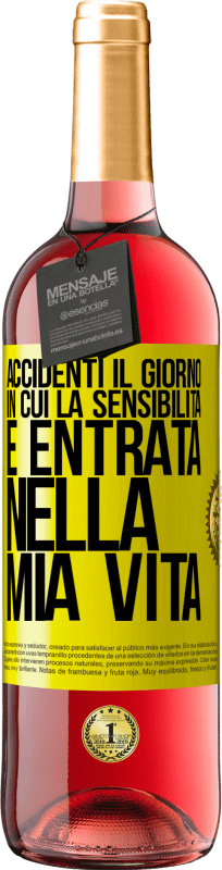 29,95 € Spedizione Gratuita | Vino rosato Edizione ROSÉ Accidenti il giorno in cui la sensibilità è entrata nella mia vita Etichetta Gialla. Etichetta personalizzabile Vino giovane Raccogliere 2024 Tempranillo