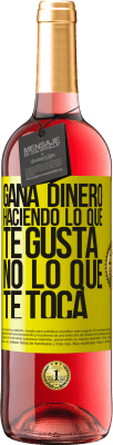 29,95 € Envío gratis | Vino Rosado Edición ROSÉ Gana dinero haciendo lo que te gusta, no lo que te toca Etiqueta Amarilla. Etiqueta personalizable Vino joven Cosecha 2025 Tempranillo