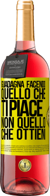 29,95 € Spedizione Gratuita | Vino rosato Edizione ROSÉ Guadagna facendo quello che ti piace, non quello che ottieni Etichetta Gialla. Etichetta personalizzabile Vino giovane Raccogliere 2023 Tempranillo