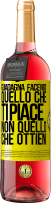 29,95 € Spedizione Gratuita | Vino rosato Edizione ROSÉ Guadagna facendo quello che ti piace, non quello che ottieni Etichetta Gialla. Etichetta personalizzabile Vino giovane Raccogliere 2025 Tempranillo
