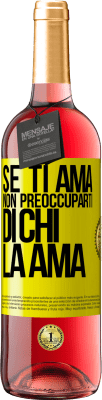 29,95 € Spedizione Gratuita | Vino rosato Edizione ROSÉ Se ti ama, non preoccuparti di chi la ama Etichetta Gialla. Etichetta personalizzabile Vino giovane Raccogliere 2023 Tempranillo