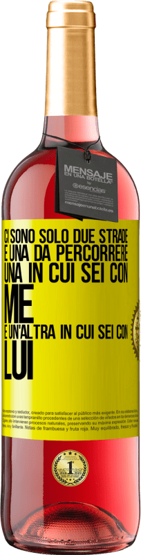 29,95 € Spedizione Gratuita | Vino rosato Edizione ROSÉ Ci sono solo due strade e una da percorrere, una in cui sei con me e un'altra in cui sei con lui Etichetta Gialla. Etichetta personalizzabile Vino giovane Raccogliere 2024 Tempranillo