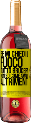 29,95 € Spedizione Gratuita | Vino rosato Edizione ROSÉ Se mi chiedi il fuoco, tutto brucerà. Non so come amare altrimenti Etichetta Gialla. Etichetta personalizzabile Vino giovane Raccogliere 2024 Tempranillo