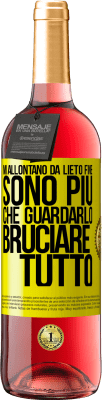 29,95 € Spedizione Gratuita | Vino rosato Edizione ROSÉ Mi allontano da lieto fine, sono più che guardarlo bruciare tutto Etichetta Gialla. Etichetta personalizzabile Vino giovane Raccogliere 2024 Tempranillo