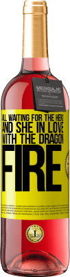 29,95 € Бесплатная доставка | Розовое вино Издание ROSÉ Все ждут героя и она влюблена в драконий огонь Желтая этикетка. Настраиваемая этикетка Молодое вино Урожай 2023 Tempranillo