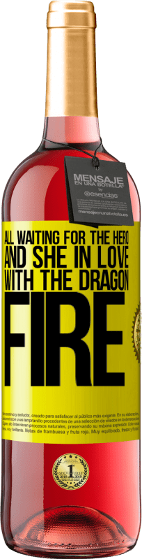 29,95 € 送料無料 | ロゼワイン ROSÉエディション すべてがヒーローを待ち、ドラゴンの火を愛する彼女 黄色のラベル. カスタマイズ可能なラベル 若いワイン 収穫 2023 Tempranillo