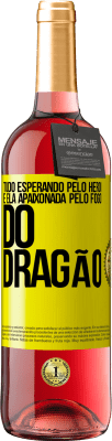 29,95 € Envio grátis | Vinho rosé Edição ROSÉ Tudo esperando pelo herói e ela apaixonada pelo fogo do dragão Etiqueta Amarela. Etiqueta personalizável Vinho jovem Colheita 2025 Tempranillo