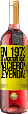 29,95 € Envío gratis | Vino Rosado Edición ROSÉ En 1973 no nacieron bebés. Nacieron leyendas Etiqueta Amarilla. Etiqueta personalizable Vino joven Cosecha 2023 Tempranillo