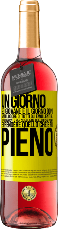 29,95 € Spedizione Gratuita | Vino rosato Edizione ROSÉ Un giorno sei giovane e il giorno dopo, senti l'odore di tutti gli emollienti del supermercato per scegliere quello che Etichetta Gialla. Etichetta personalizzabile Vino giovane Raccogliere 2024 Tempranillo