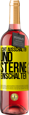 29,95 € Kostenloser Versand | Roséwein ROSÉ Ausgabe Licht ausschalten und Sterne einschalten Gelbes Etikett. Anpassbares Etikett Junger Wein Ernte 2024 Tempranillo