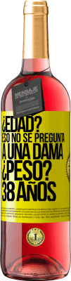 29,95 € Envío gratis | Vino Rosado Edición ROSÉ ¿Edad? Eso no se pregunta a una dama. ¿Peso? 38 años Etiqueta Amarilla. Etiqueta personalizable Vino joven Cosecha 2023 Tempranillo