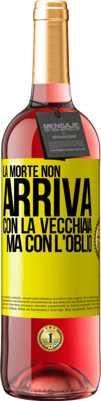 29,95 € Spedizione Gratuita | Vino rosato Edizione ROSÉ La morte non arriva con la vecchiaia, ma con l'oblio Etichetta Gialla. Etichetta personalizzabile Vino giovane Raccogliere 2024 Tempranillo