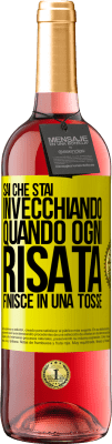 29,95 € Spedizione Gratuita | Vino rosato Edizione ROSÉ Sai che stai invecchiando, quando ogni risata finisce in una tosse Etichetta Gialla. Etichetta personalizzabile Vino giovane Raccogliere 2023 Tempranillo