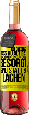 29,95 € Kostenloser Versand | Roséwein ROSÉ Ausgabe Du erkennst, dass du alt bist, wenn du fällst und deine Freunde besorgt sind statt zu lachen Gelbes Etikett. Anpassbares Etikett Junger Wein Ernte 2023 Tempranillo