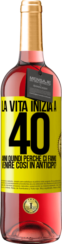 29,95 € Spedizione Gratuita | Vino rosato Edizione ROSÉ La vita inizia a 40 anni. Quindi perché ci fanno venire così in anticipo? Etichetta Gialla. Etichetta personalizzabile Vino giovane Raccogliere 2024 Tempranillo