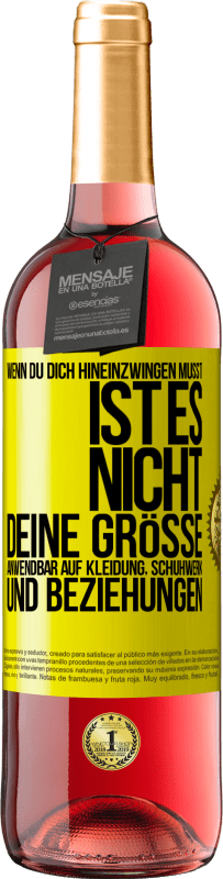 29,95 € Kostenloser Versand | Roséwein ROSÉ Ausgabe Wenn du dich hineinzwingen musst, ist es nicht deine Größe. Anwendbar auf Kleidung, Schuhwerk und Beziehungen Gelbes Etikett. Anpassbares Etikett Junger Wein Ernte 2024 Tempranillo