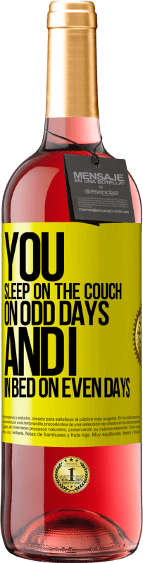 29,95 € Free Shipping | Rosé Wine ROSÉ Edition You sleep on the couch on odd days and I in bed on even days Yellow Label. Customizable label Young wine Harvest 2025 Tempranillo