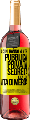 29,95 € Spedizione Gratuita | Vino rosato Edizione ROSÉ Alcuni hanno 4 vite: pubblica, privata, segreta e la loro vita di merda Etichetta Gialla. Etichetta personalizzabile Vino giovane Raccogliere 2024 Tempranillo