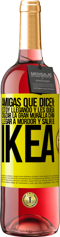 29,95 € Envío gratis | Vino Rosado Edición ROSÉ Amigas que dicen: Estoy llegando. Y les queda: cruzar la Gran Muralla China, llegar a Mordor y salir de Ikea Etiqueta Amarilla. Etiqueta personalizable Vino joven Cosecha 2025 Tempranillo