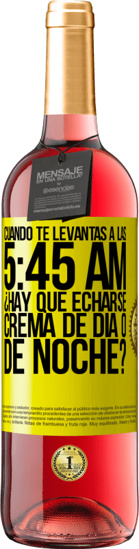 29,95 € Envío gratis | Vino Rosado Edición ROSÉ Cuando te levantas a las 5:45 AM, ¿Hay que echarse crema de día o de noche? Etiqueta Amarilla. Etiqueta personalizable Vino joven Cosecha 2023 Tempranillo