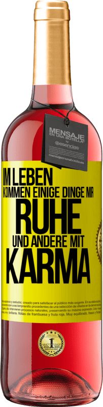 29,95 € Kostenloser Versand | Roséwein ROSÉ Ausgabe Im Leben kommen einige Dinge mir Ruhe und andere mit Karma Gelbes Etikett. Anpassbares Etikett Junger Wein Ernte 2023 Tempranillo