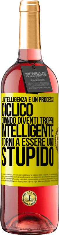 29,95 € Spedizione Gratuita | Vino rosato Edizione ROSÉ L'intelligenza è un processo ciclico. Quando diventi troppo intelligente torni a essere uno stupido Etichetta Gialla. Etichetta personalizzabile Vino giovane Raccogliere 2023 Tempranillo