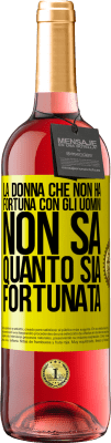 29,95 € Spedizione Gratuita | Vino rosato Edizione ROSÉ La donna che non ha fortuna con gli uomini non sa quanto sia fortunata Etichetta Gialla. Etichetta personalizzabile Vino giovane Raccogliere 2024 Tempranillo