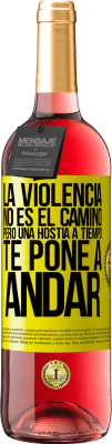 29,95 € Envío gratis | Vino Rosado Edición ROSÉ La violencia no es el camino, pero una hostia a tiempo te pone a andar Etiqueta Amarilla. Etiqueta personalizable Vino joven Cosecha 2025 Tempranillo